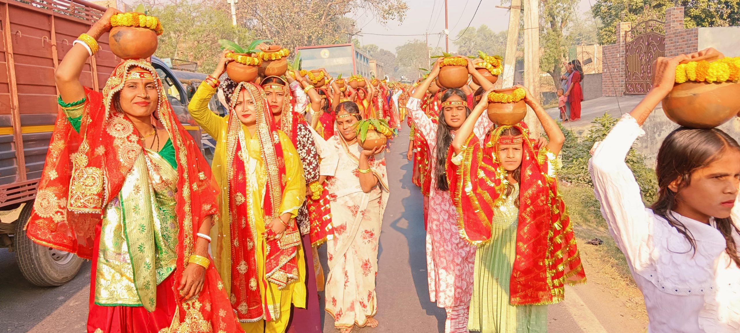 Hajipur News : बिदुपुर में अष्टयाम यज्ञ को लेकर निकाली गयी कलश शोभायात्रा
