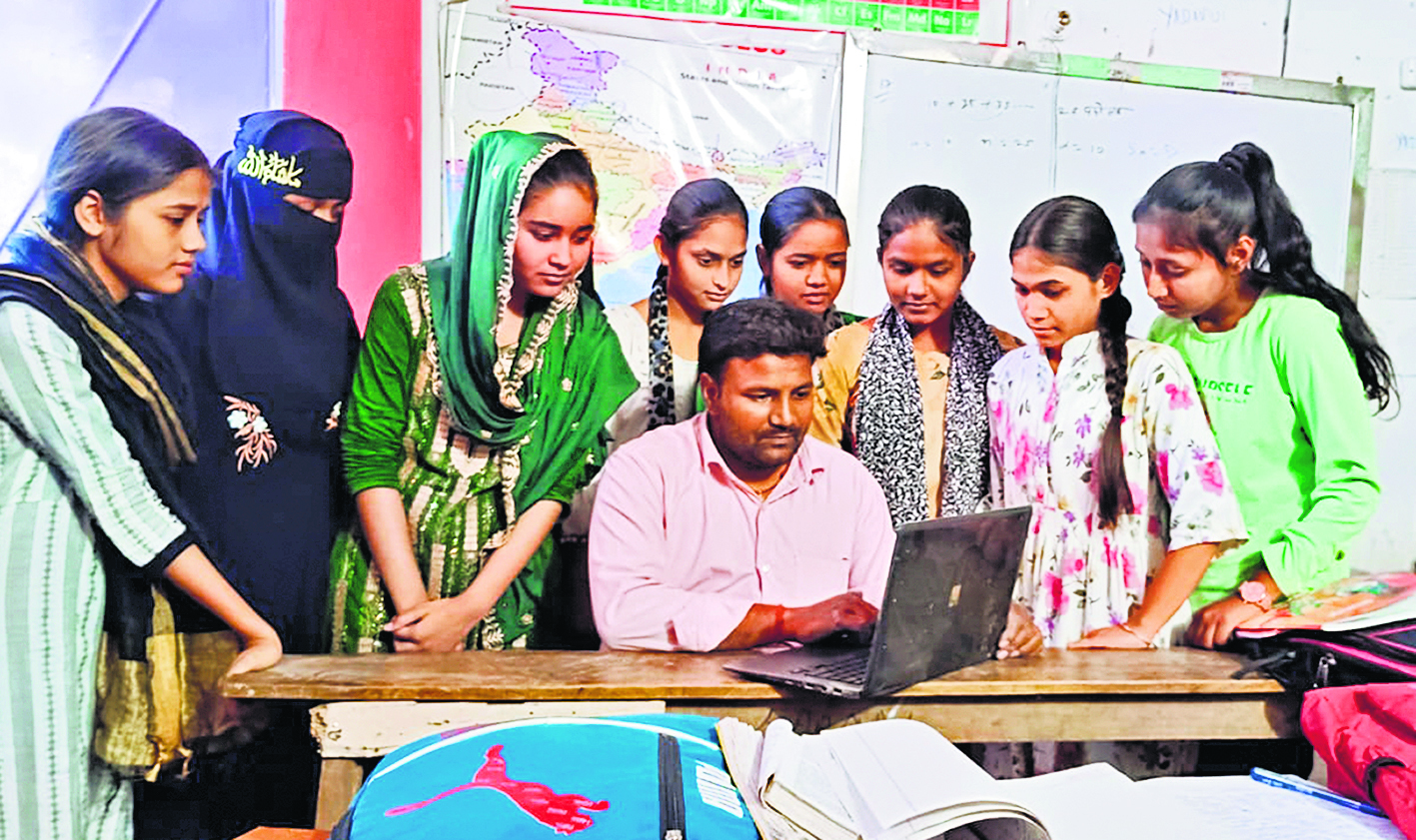Chhapra News : कला में आरती व सानिया, विज्ञान में आयुष और सिमरन, वाणिज्य में खुशबू जिला टॉपर