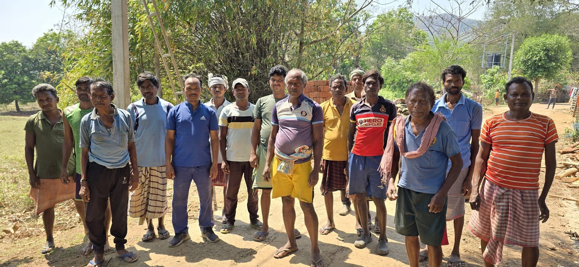 West Singhbhum News : पुल निर्माण में अनियमितता, एक साल में टूटने लगा एप्रोच रोड
