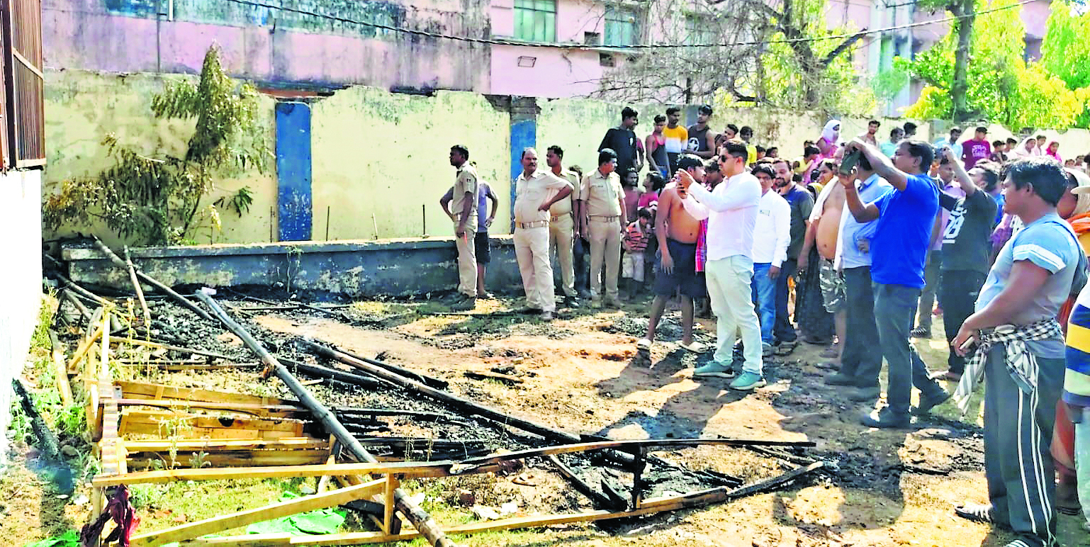 Rourkela News : सेक्टर-6 टेलीफाेन भवन दुर्गा पूजा मंडप में आग लगने से एक मासूम बच्चे की जिंदा जलकर मौत