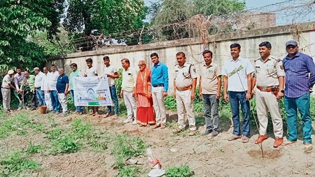 hajipur news. पौधारोपण कर दिलायी गंगा स्वच्छता व पर्यावरण संरक्षण की शपथ