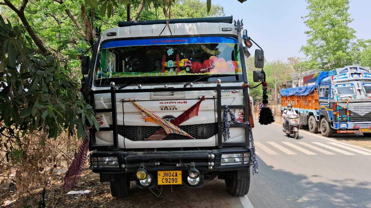 कोयला सहित खनिज लदे चार ट्रकों की जांच में जुटा विभाग