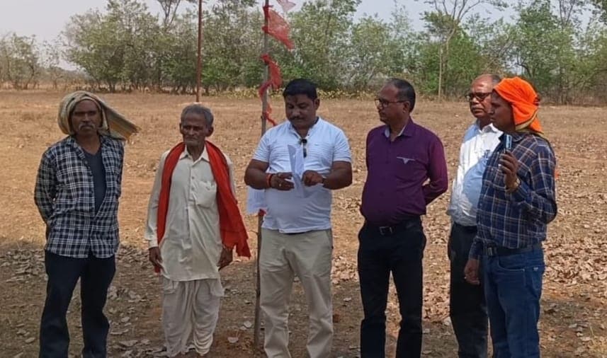 Bokaro News : कोर्ट के आदेश पर साढ़े छह एकड़ भूमि पर डुगडुगी बजाकर रैयतों को दिलाया कब्जा