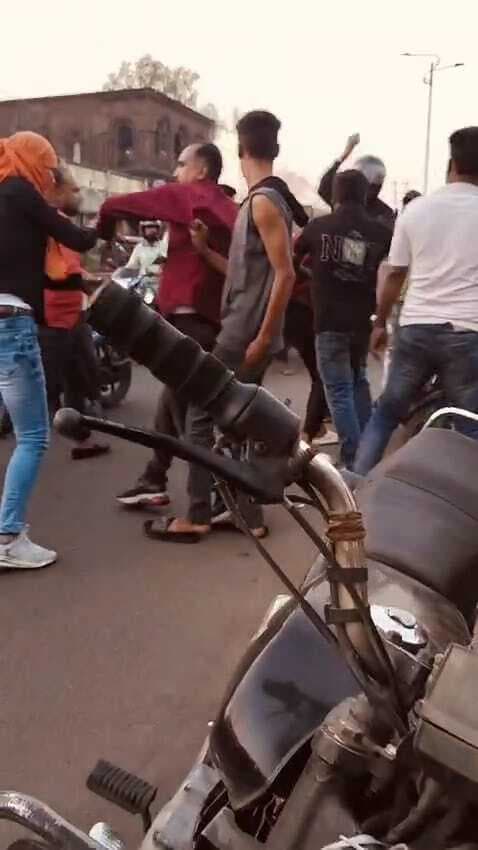 Dhanbad News: युवकों ने बीच सड़क पर छात्र-छात्रा की पिटाई कर बाइक छीनी