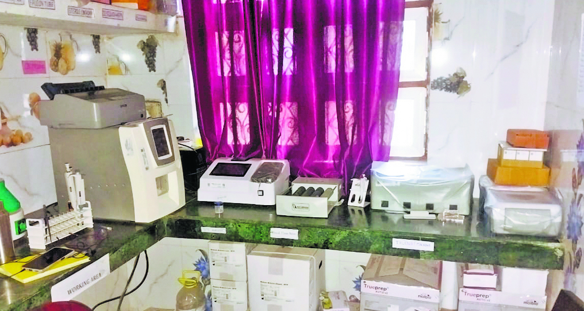 Siwan News : धूल फांक रही शहरी पीएचसी में लगी ट्रूनेट मशीन