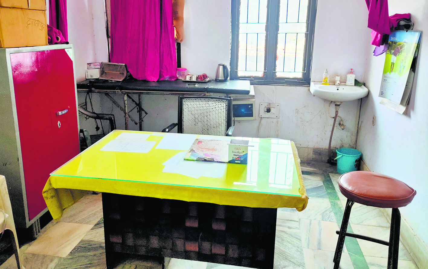 hajipur news. सुबह नौ से 11 बजे तक चिकित्सकों के कक्ष में लटके रहे ताले, छटपटाते रहे मरीज