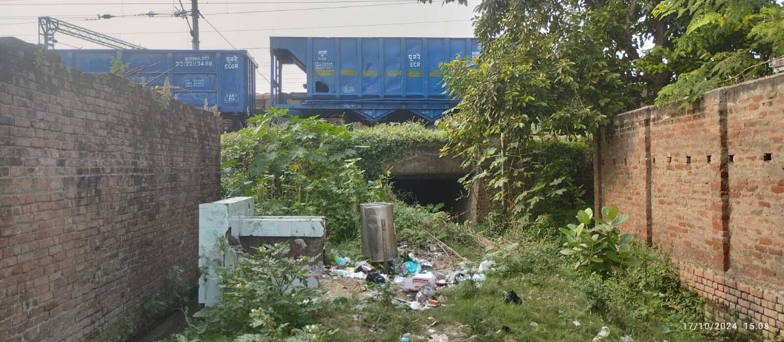 सालों से जल जमाव व आवागमन की समस्या से जूझ रहे सिकंदरपुर के लोग