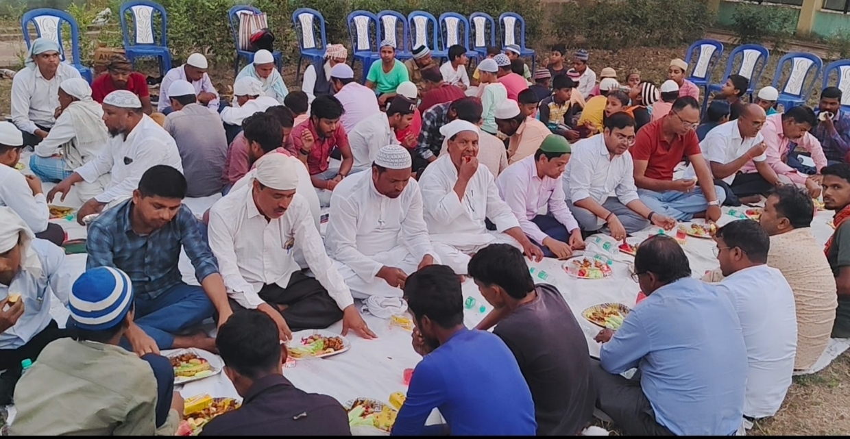 दावत- ए-इफ्तार में दिखी भाईचारे की झलक