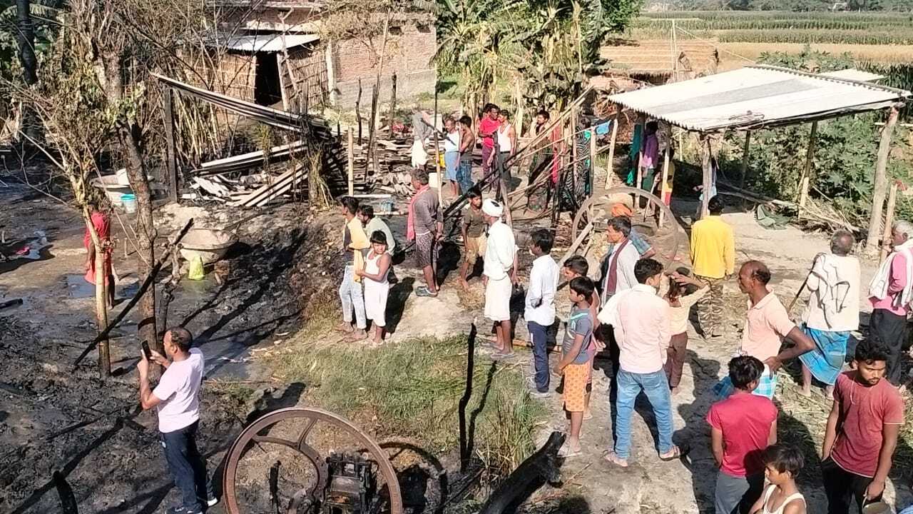 Samastipur News:नारायणपुर में दर्जनभर से अधिक घर जलकर खाक