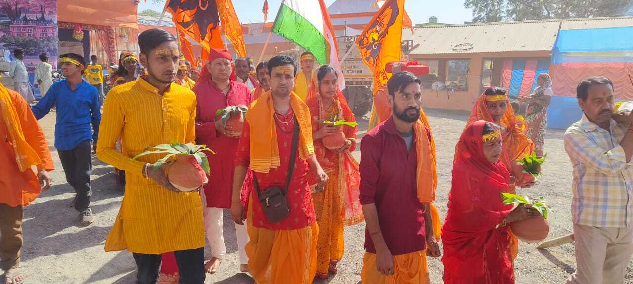 हिरणपुर में निकाली गयी भव्य कलश यात्रा