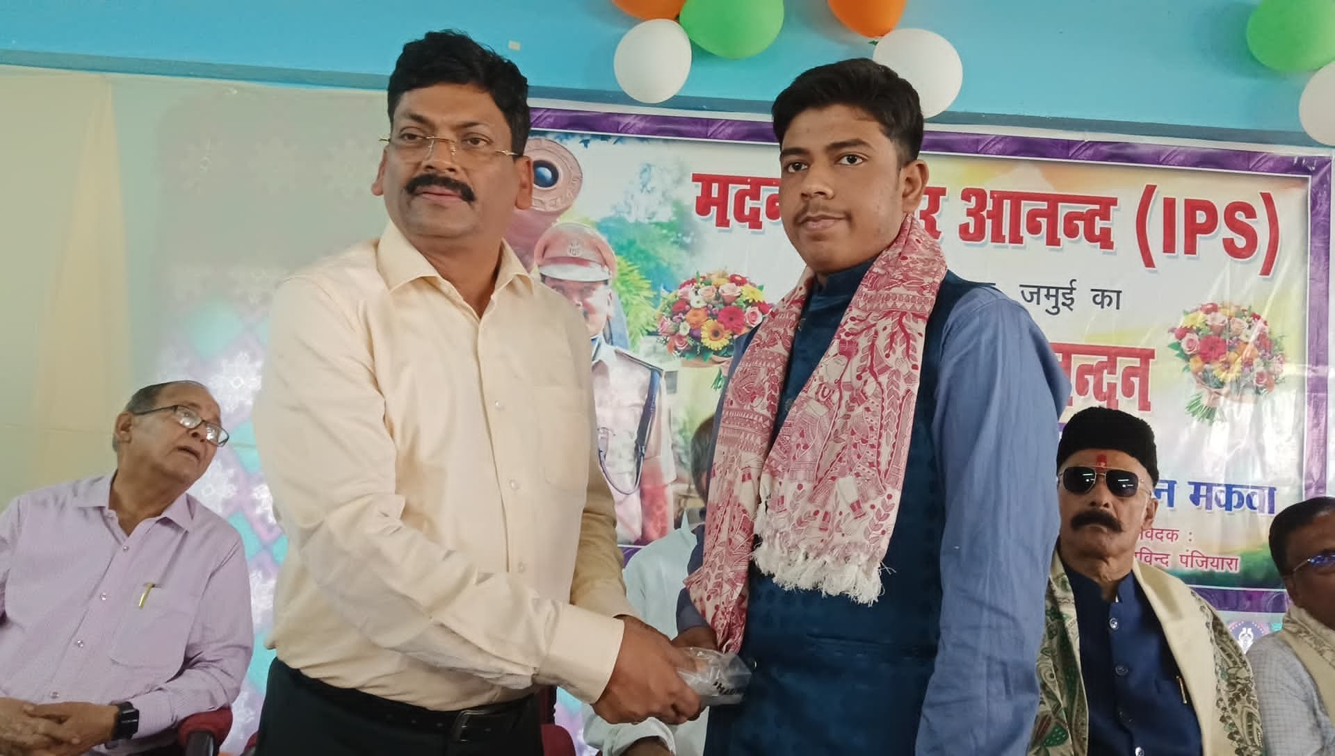 जमुई एसपी ने स्टेट टॉपर प्रियांशु को किया सम्मानित