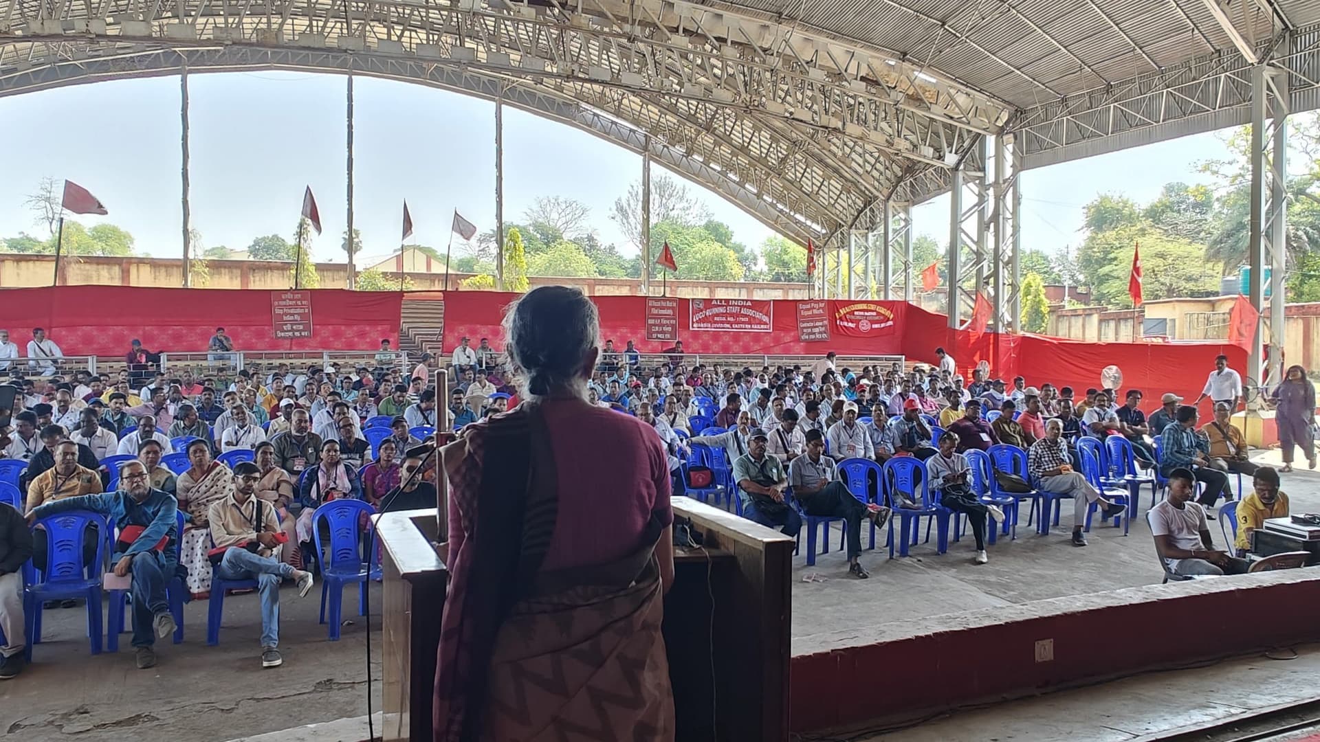 श्रमिकों से समस्याओं के निदान के लिए संघर्ष करने का किया आह्वान