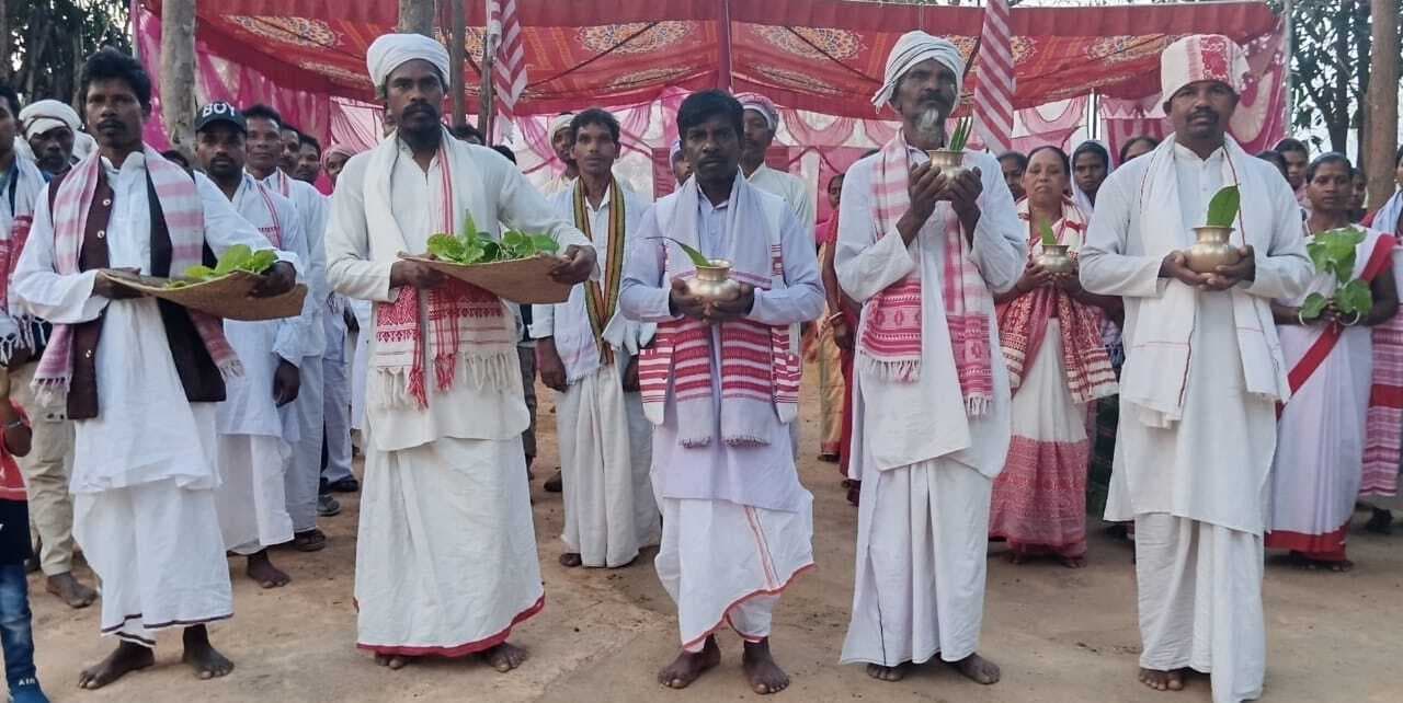 सरहुल पूर्व संध्या पर कई गांवों में हुई विशेष पूजा