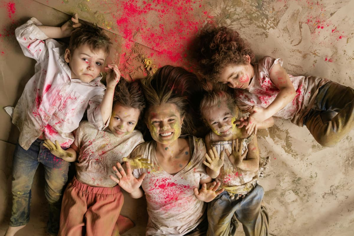 Holi 2025: होली के दिन इस तरह रखें अपने मासूम बच्चों का ख्याल, रंगों से खेलने से पहले इन बातों का रखें ध्यान