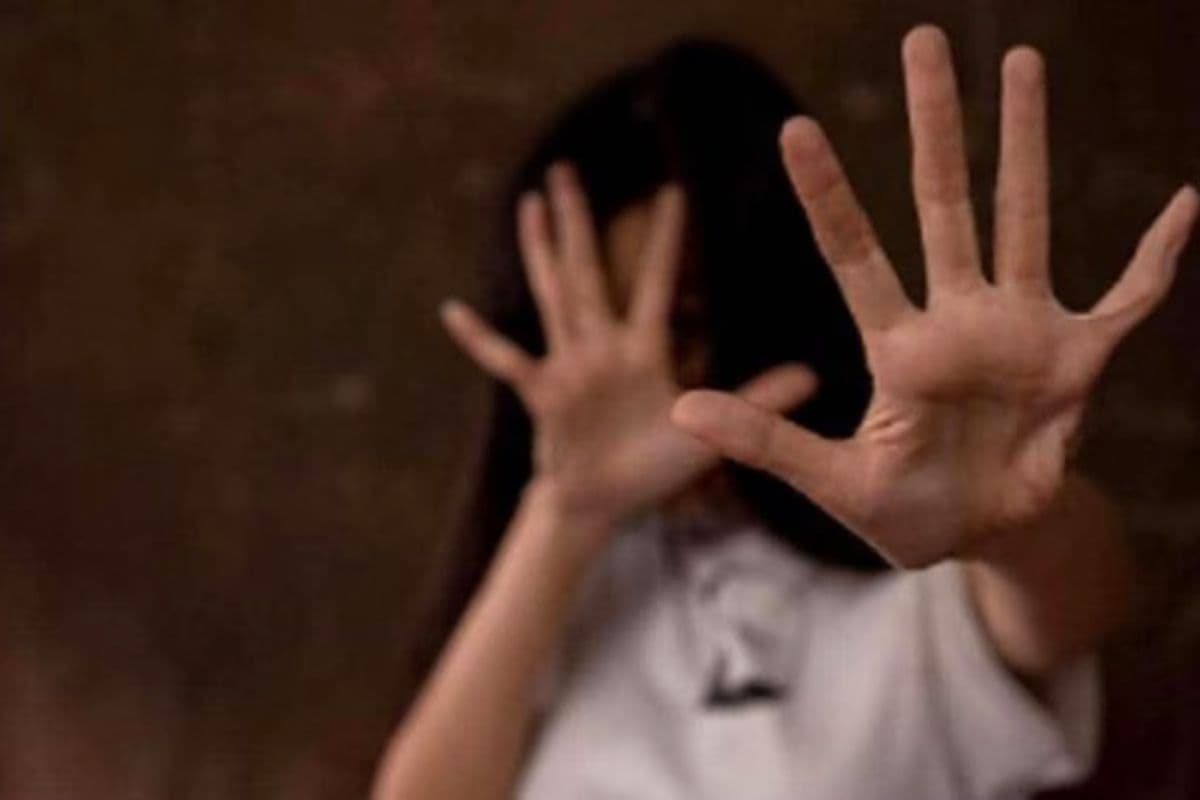 प्रिंसिपल ने पांचवी की छात्रा के साथ की अश्लील हरकत, बच्ची ने मां से बताई बंद कमरे की कहानी फिर…