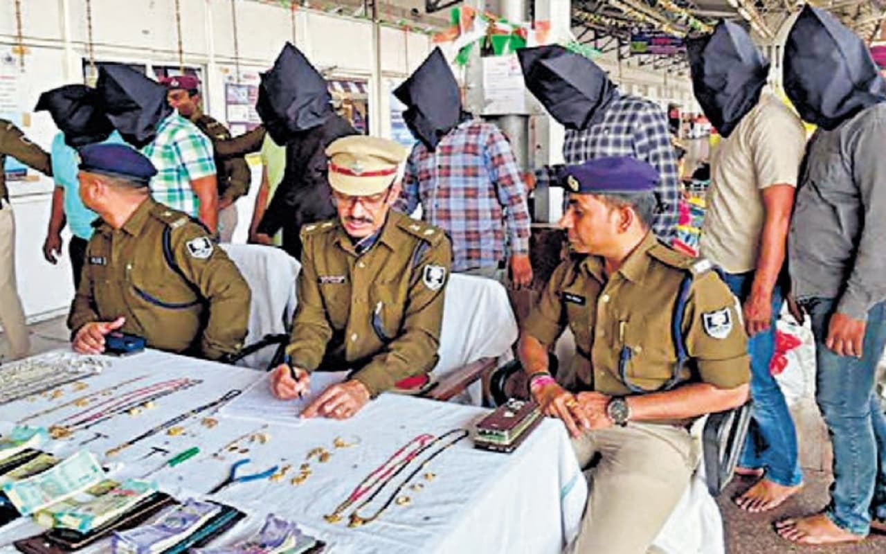 हरियाणा का गिरोह बिहार के रेलवे स्टेशनों पर करता था चोरी, ट्रेन में छापेमारी के दौरान 8 बदमाश गिरफ्तार