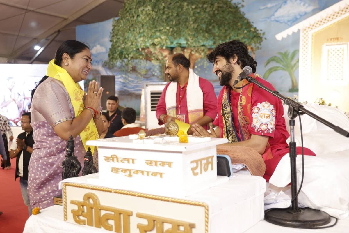 Video : सीएम रेखा गुप्ता के हाथों में आरती की थाली, सामने धीरेंद्र शास्त्री, देखें वीडियो