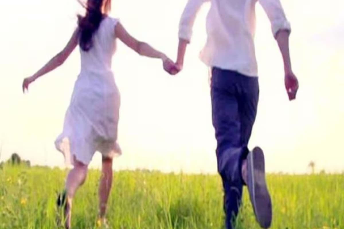 प्रेमी संग भागी पत्नी 15 साल बाद लौटी, अब पति को दे रही धमकी– घर में नहीं रखा तो भेज दूंगी जेल