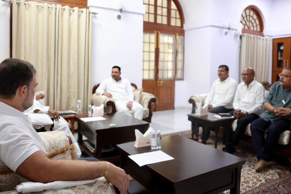 बिहार चुनाव: दिल्ली में राजद-कांग्रेस के दिग्गजों ने की बड़ी बैठक, राहुल गांधी और तेजस्वी के साथ ये नेता रहे मौजूद…