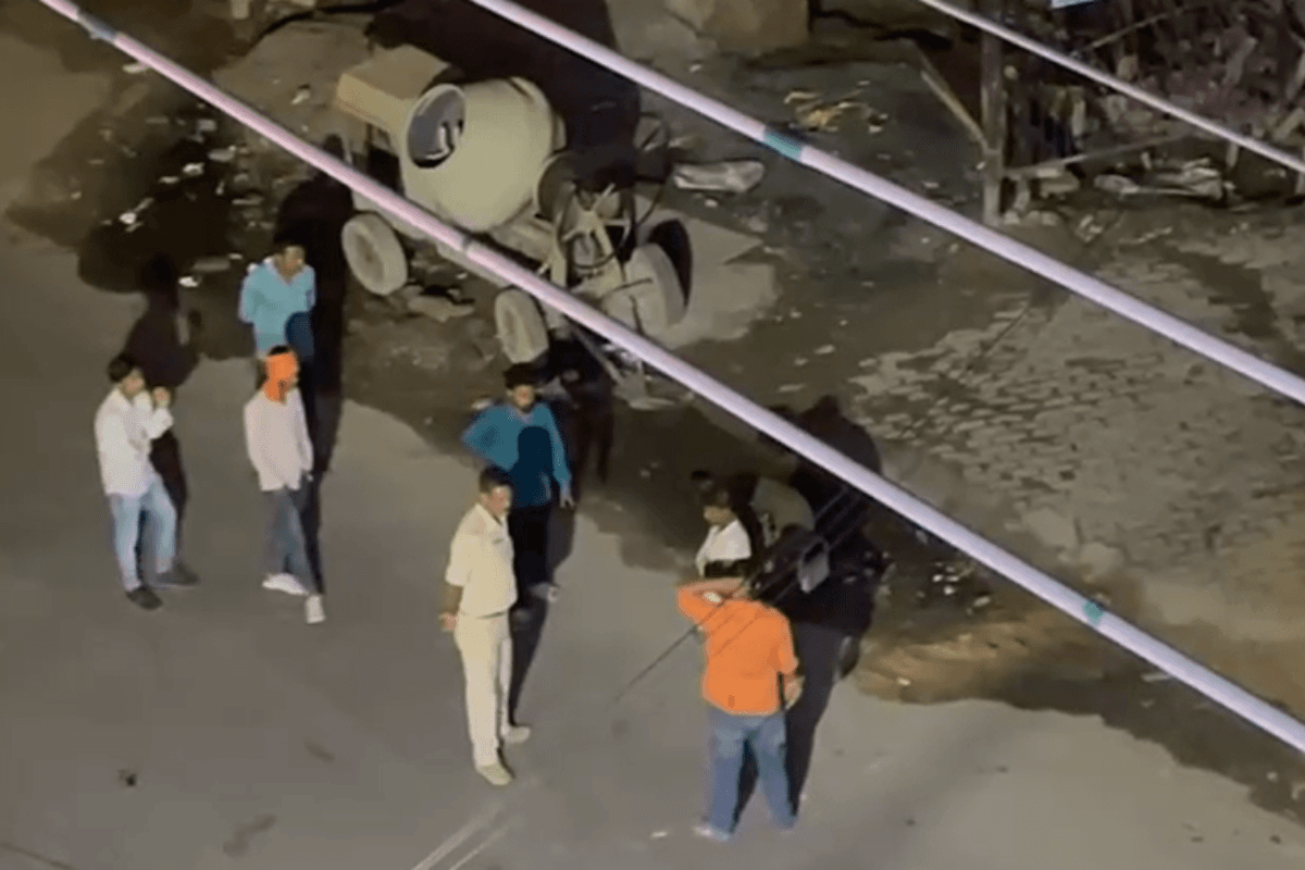 CCTV: आधी रात चोरी करने पहुंचे बदमाश, पड़ोसी ने CCTV में देखकर बुला ली पुलिस, रंगेहाथ धराए
