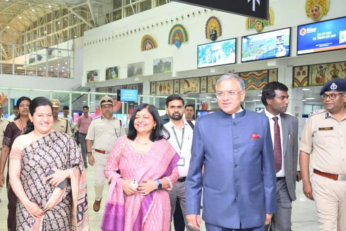 रांची एयरपोर्ट पर CEC ज्ञानेश कुमार का स्वागत, 12 और 13 अप्रैल को वॉलेंटियर और BLO से करेंगे बातचीत