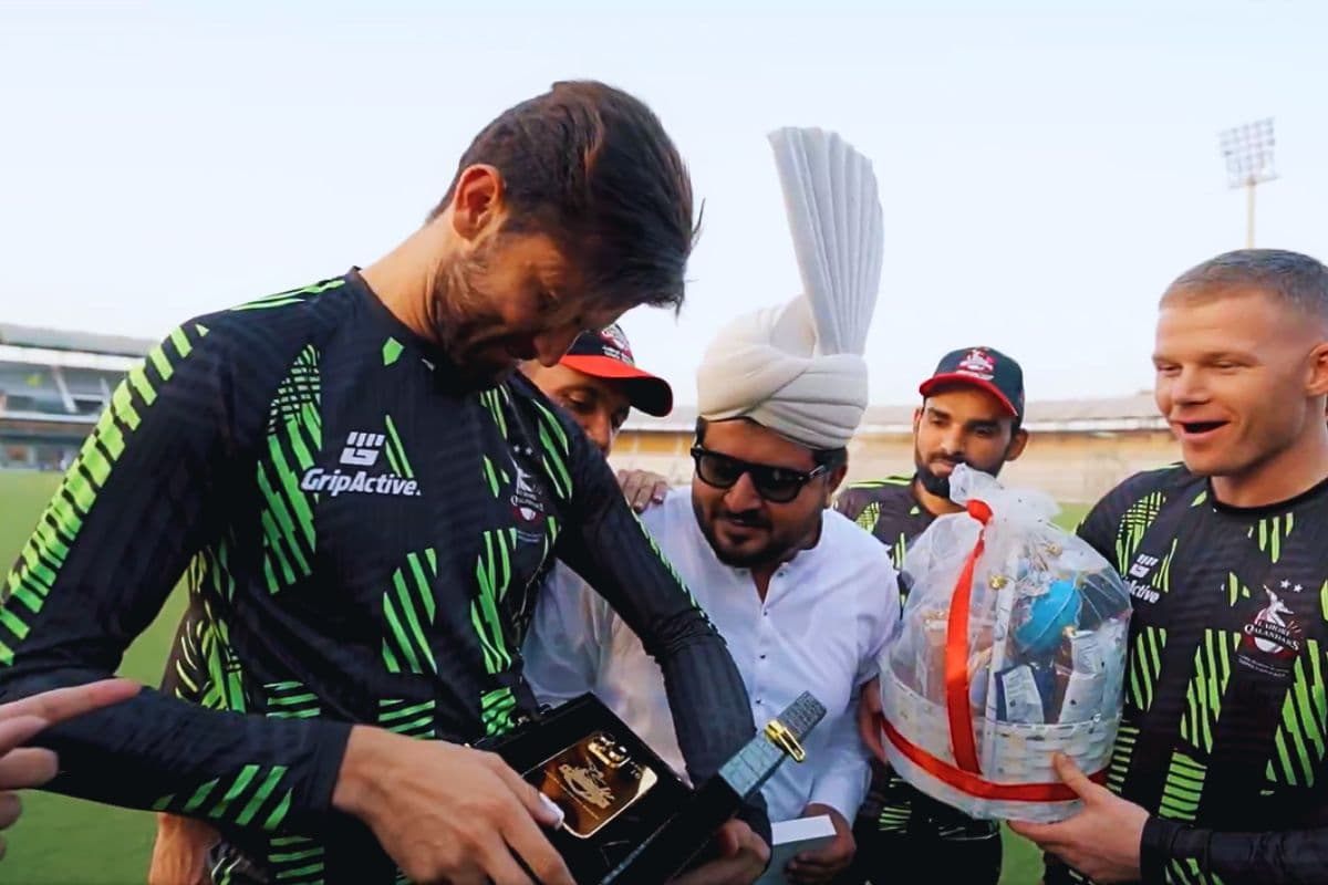 Shaheen Shah Afridi got Gold Plated Iphone as Gift. Shaheen Shah Afridi got Gold Plated Iphone as Gift.