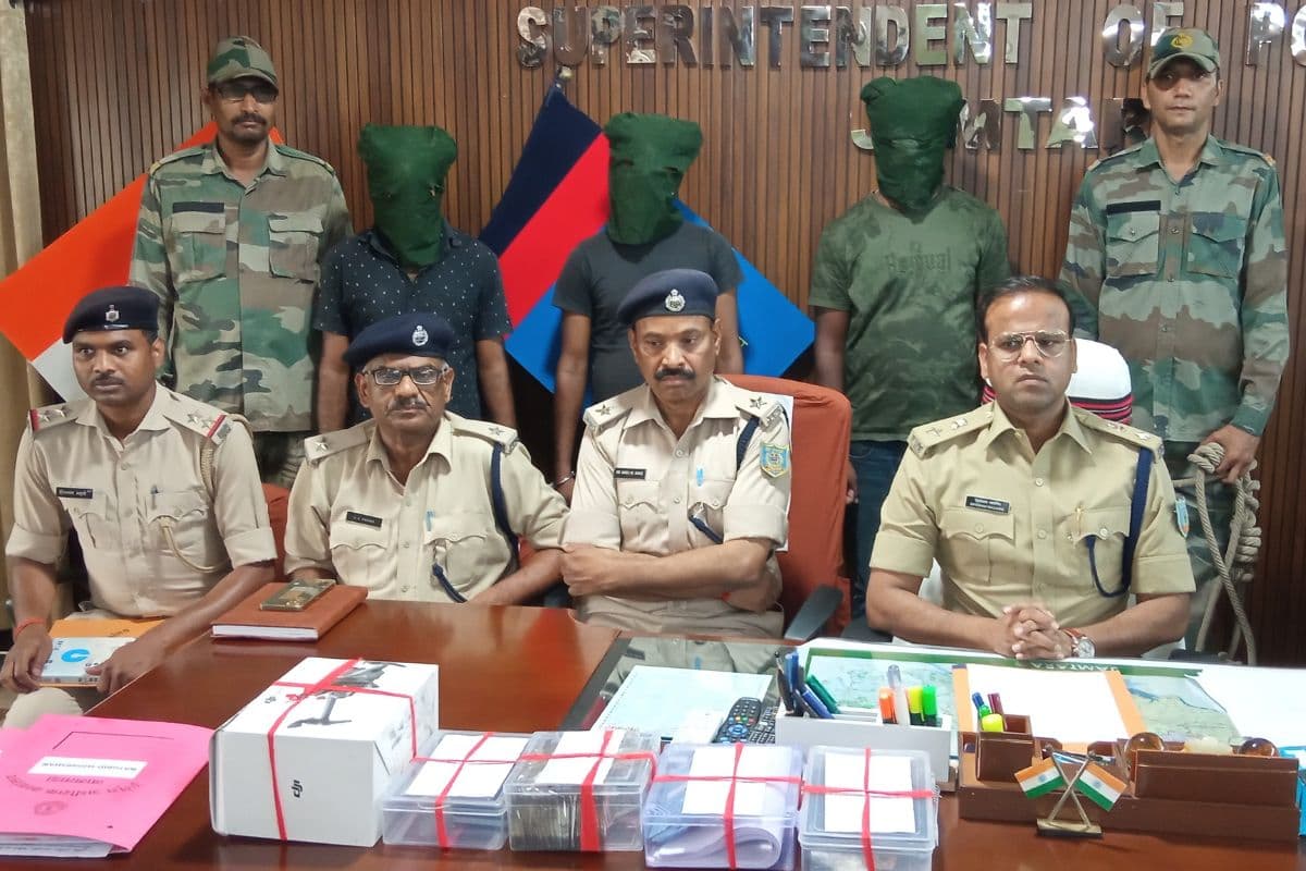 Cyber Crime: जामताड़ा में छापेमारी, 2.95 लाख कैश के साथ तीन साइबर अपराधी अरेस्ट