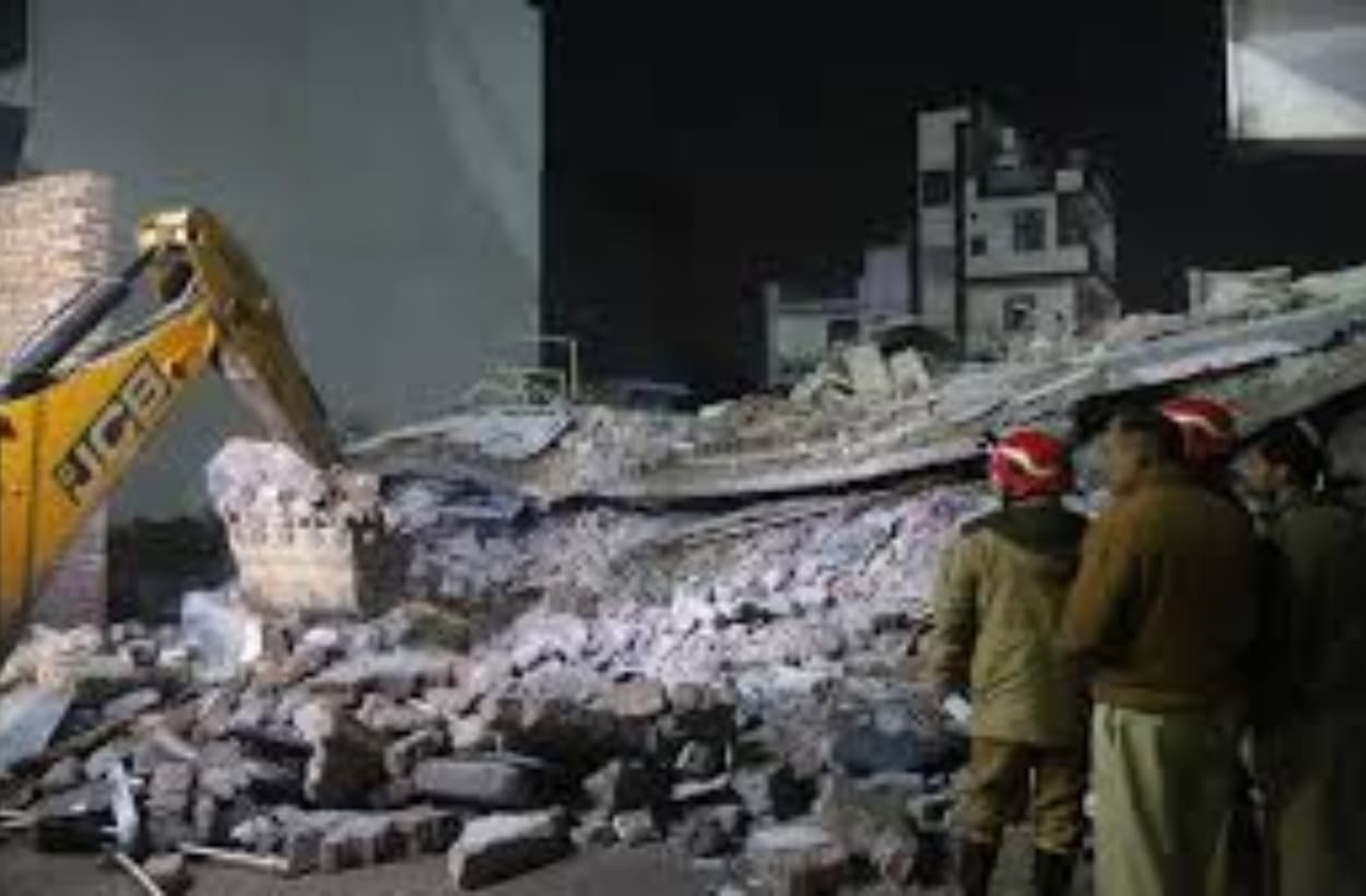 Delhi Building Collapses: पूर्वी दिल्ली के मुस्तफाबाद में छह मंजिला इमारत गिरी, चार की मौत, कई लोग मलबे में दबे