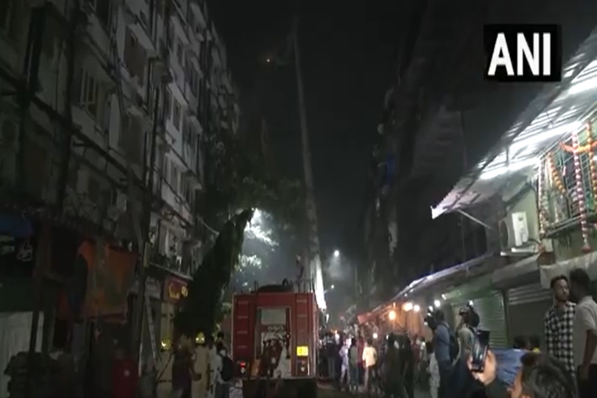 Kolkata News: बड़ाबाजार स्थित होटल में भीषण आग, लोगों ने लगाई छत से छलांग, एक की मौत- कई घायल