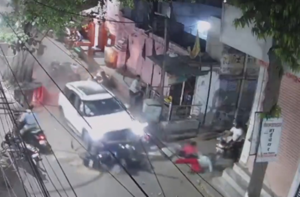 Watch Video: आंधी के रफ्तार से कार ने 9 लोगों को कुचला, वीडियो देख दहल जाएगा दिल