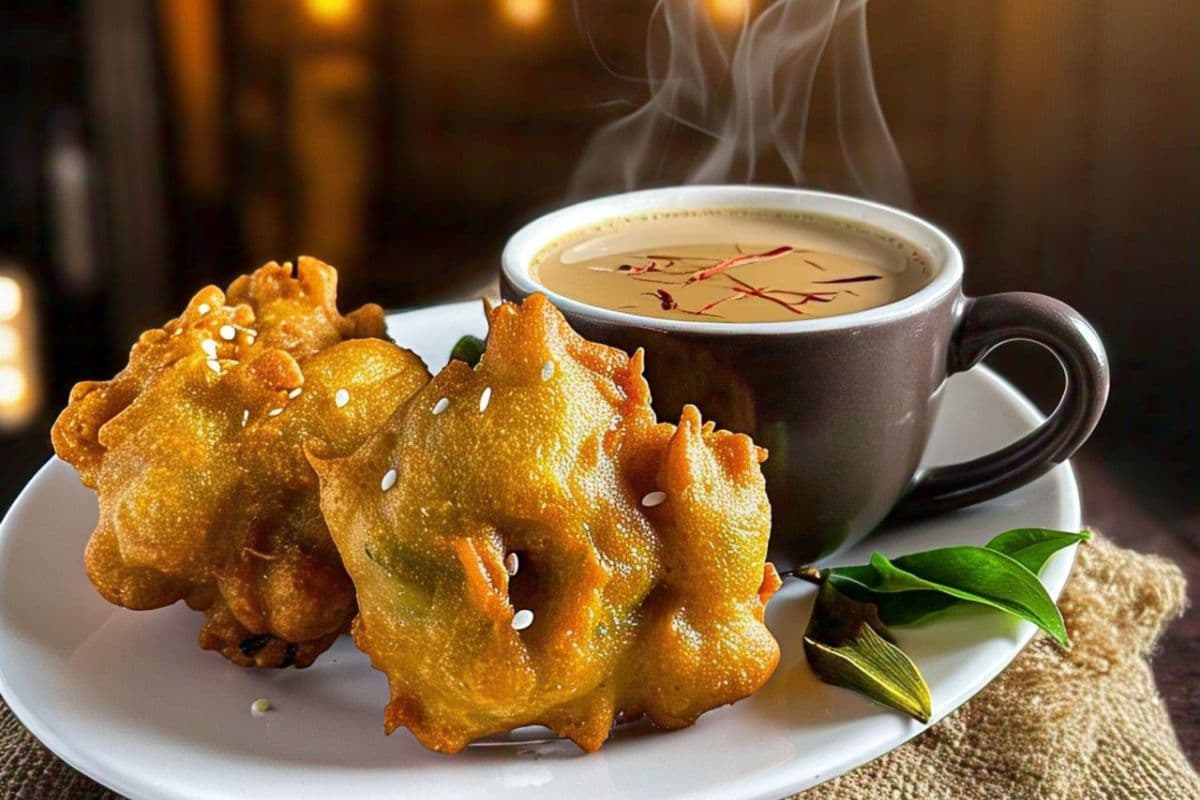 Aloo Pyaz Pakoda Recipe: चाय की चुस्की के साथ खाएं क्रिस्पी पकोड़े, आसान है रेसिपी