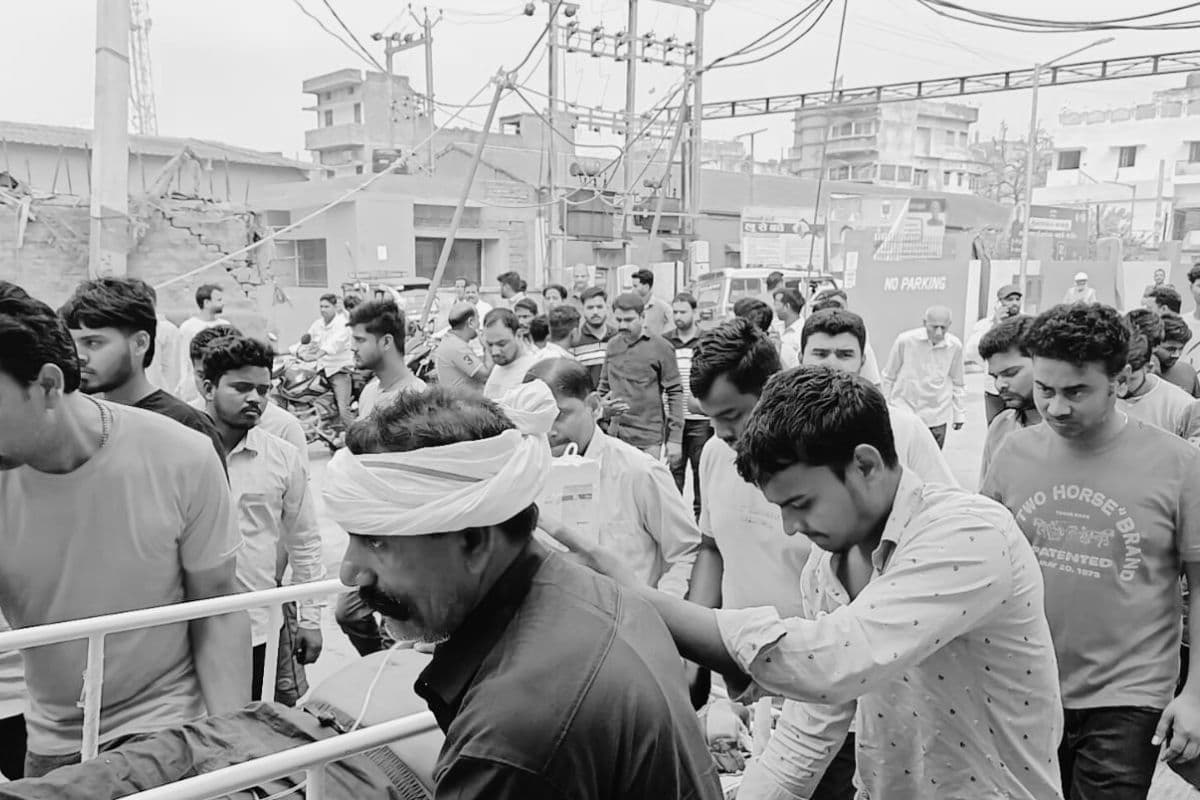 बेटी की शादी का कार्ड बांटने निकले प्रॉपर्टी डीलर पर ताबड़तोड़ फायरिंग, तीन गोलियां सीने में लगीं…