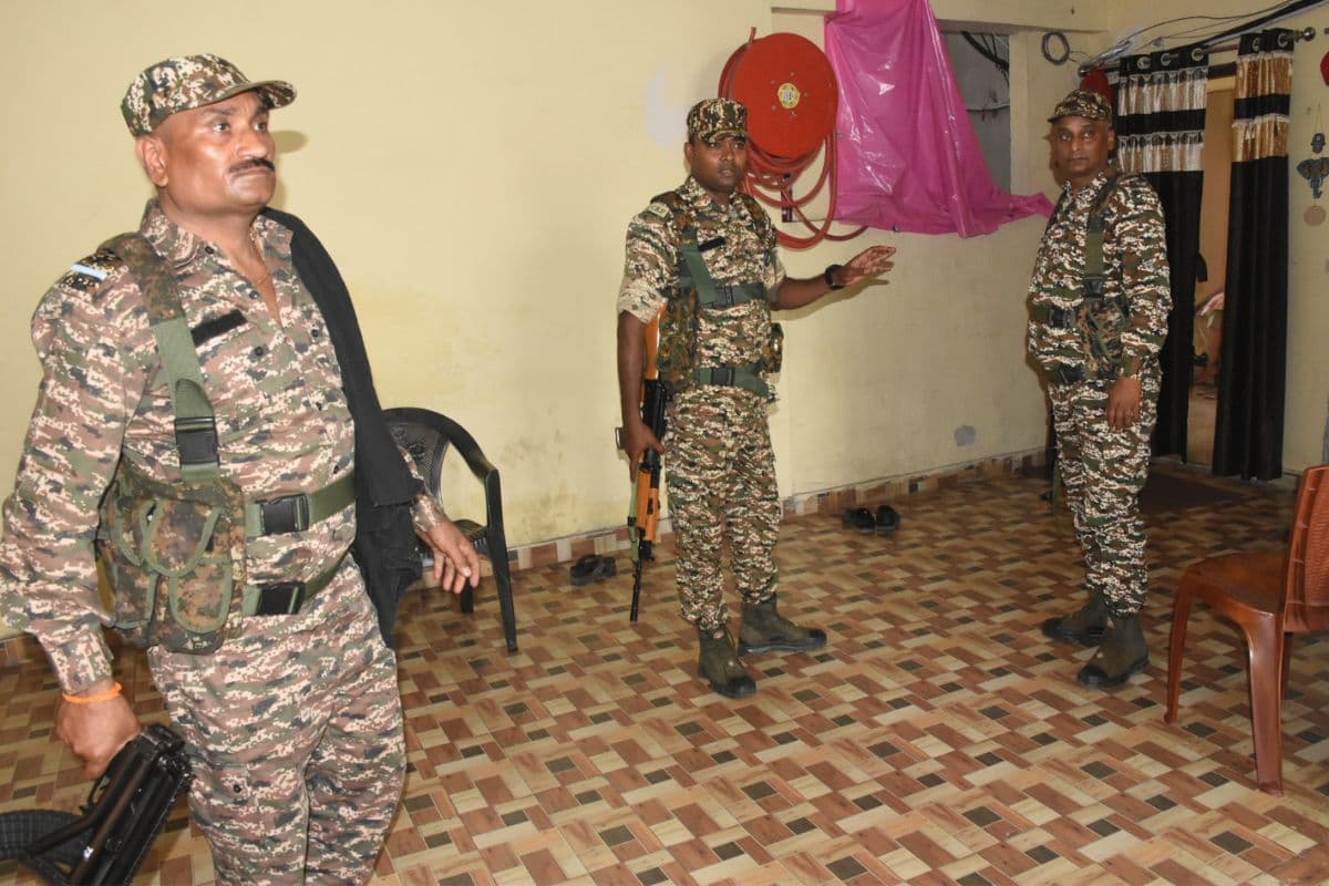 ED Raid: बोकारो वन भूमि घोटाले में धनबाद के 2 अफसरों के घर ED की दबिश, DTO और सब रजिस्ट्रार के घर रेड