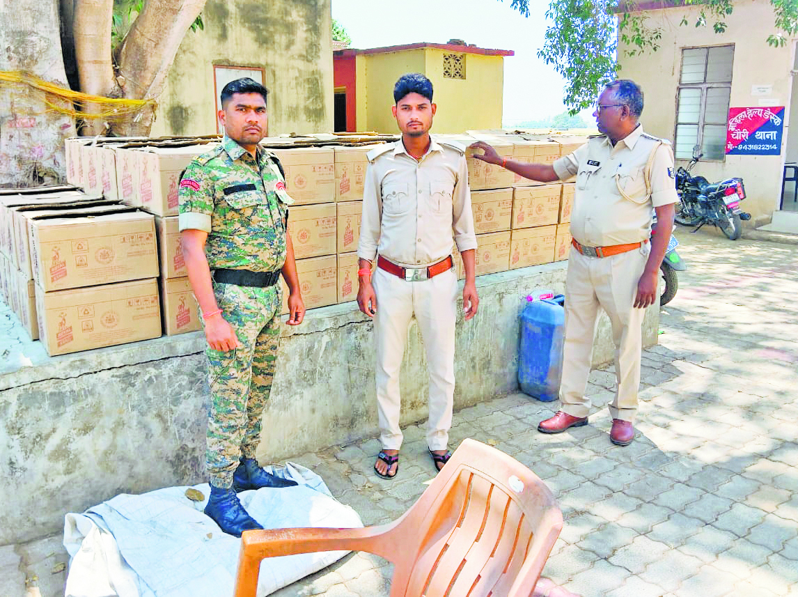 पिकअप पर लदी विदेशी शराब को पुलिस ने किया जब्त