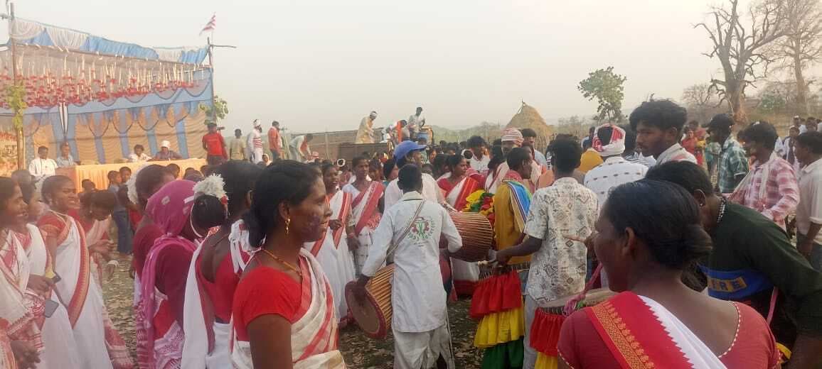 बटुका खपिया में धूमधाम से मनाया गया सरहुल
