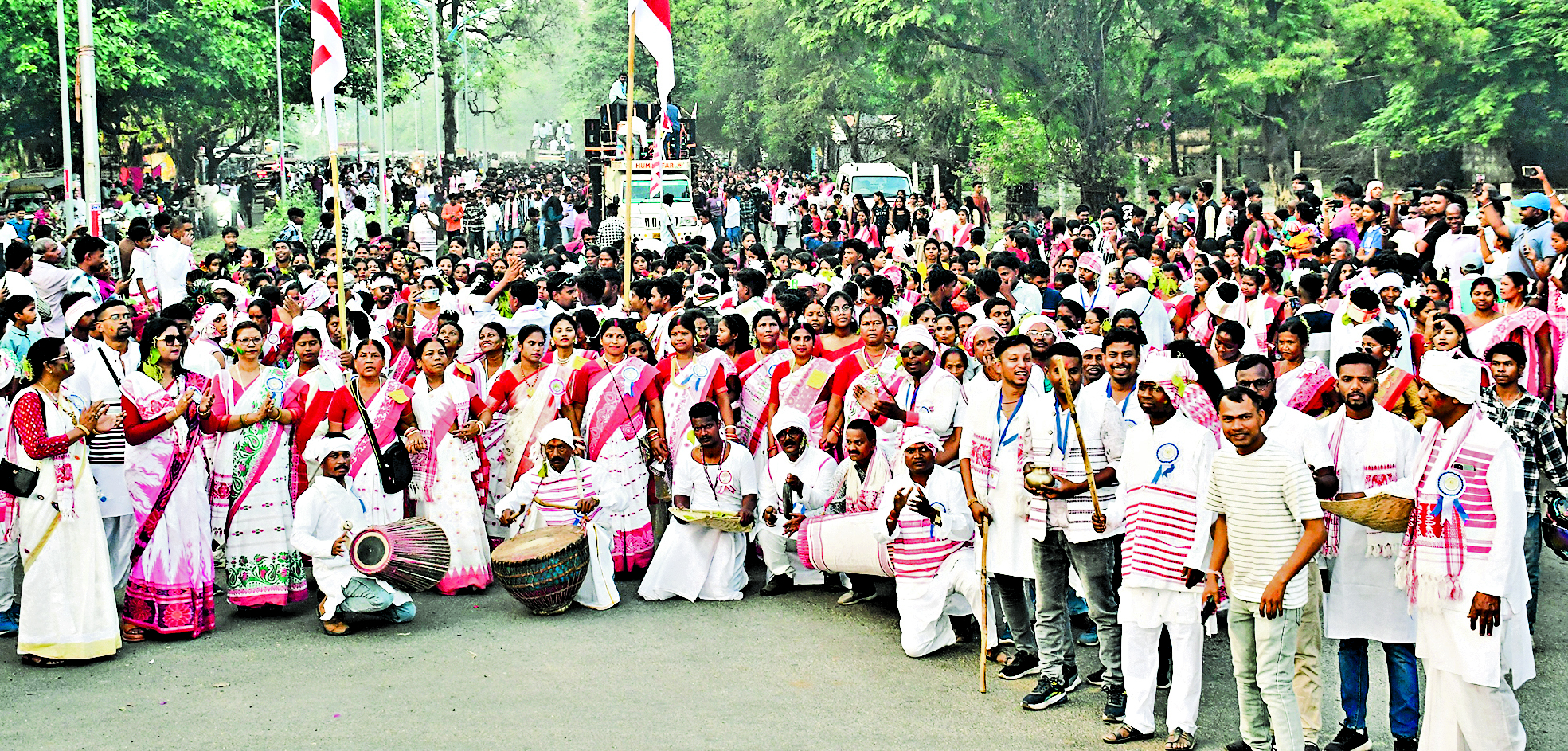 Bokaro News : जिले में धूमधाम से मना सरहुल, मांदर की थाप पर जमकर झूमे लोग