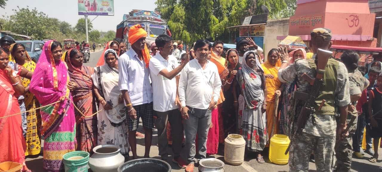 Giridih News: दो माह से पेयजल की समस्या झेल रहीं महिलाओं ने की सड़क जाम