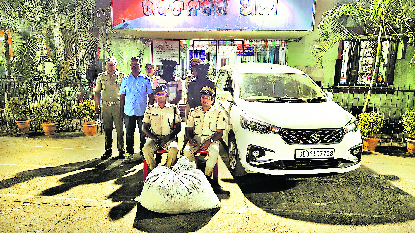 Rourkela News : 21.22 किलो गांजा के साथ एक तस्कर गिरफ्तार, सहयोगी फरार