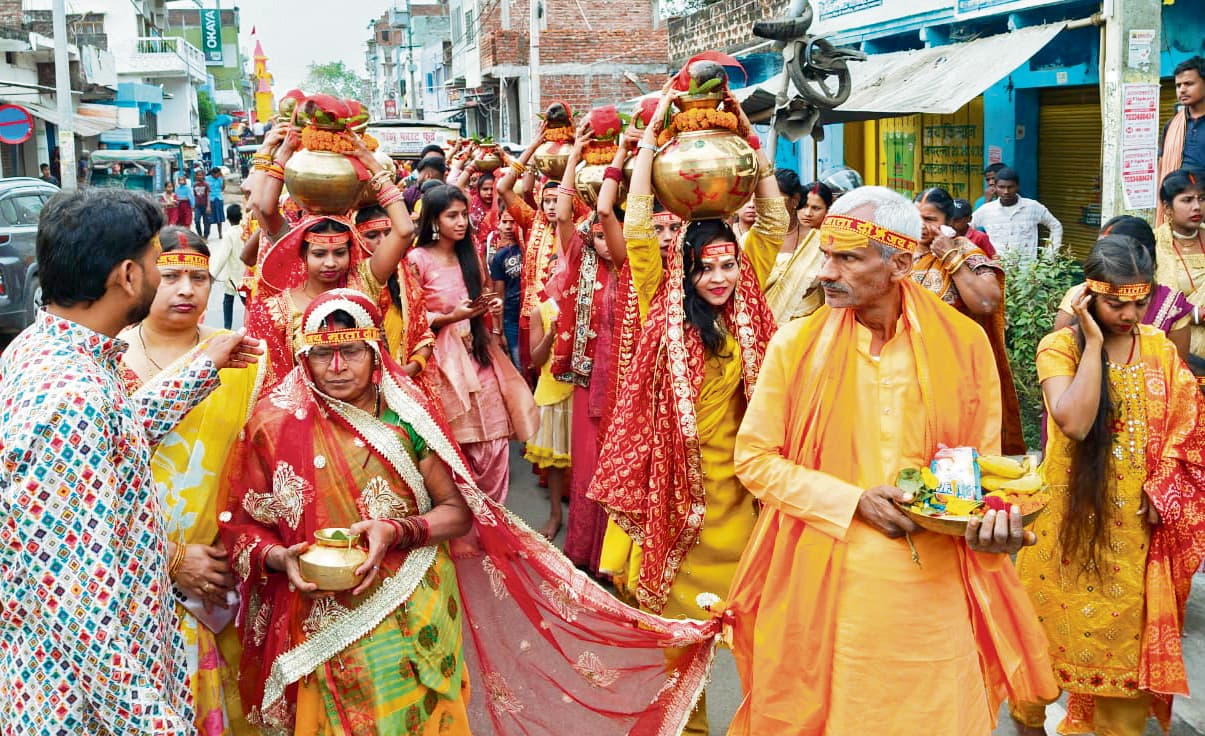 भगवान भास्कर की प्रतिमा स्थापित के लिए निकाला गया कलशयात्रा