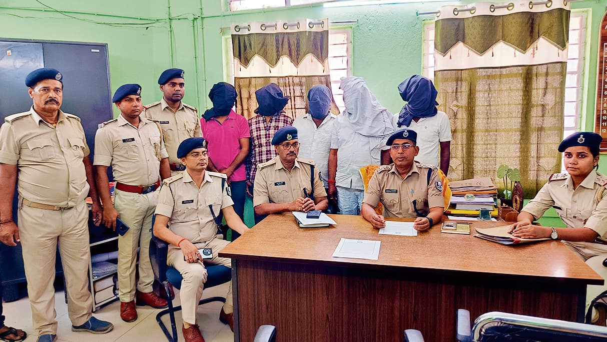 हथियार तस्करी व भू-माफिया गिरोह के पांच सदस्य धराये