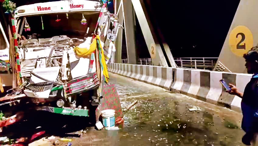 hajipur news. गांधी सेतु पर ओवरटेकिंग के दौरान हाइवा ने ट्रक में मारी टक्कर, चालक की मौत
