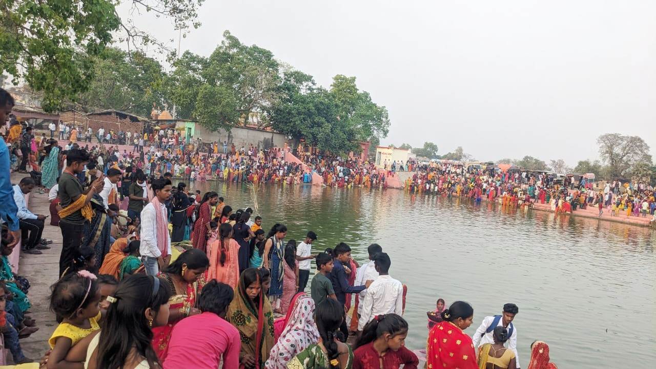 सहस्त्रोधारा तालाब में हजारों व्रतियों ने दिया अर्घ