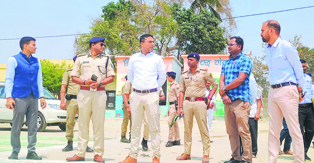 Chhapra News : डीएम-एसपी ने किया घाट का निरीक्षण, बोले- विधि व्यवस्था में लापरवाही बर्दाश्त नहीं