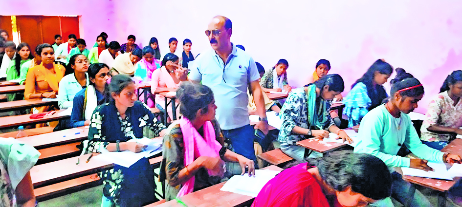 Chhapra News : 18 केंद्रों पर शांतिपूर्ण माहौल में शुरू हुई स्नातक फर्स्ट सेमेस्टर की परीक्षा