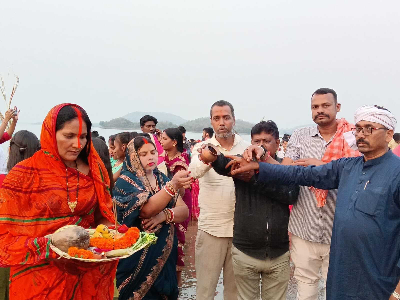 Dhanbad News: छठव्रतियों ने अस्ताचलगामी सूर्य को दिया अर्घ्य