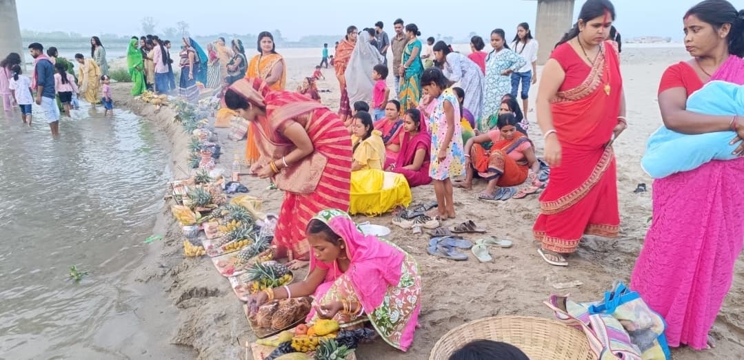 उदीयमान सूर्य को दिया अर्घ्य, मांगी सुख-समृद्धि