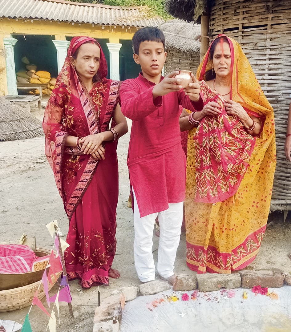 Chhapra News : उदीयमान सूर्य को अर्घ अर्पित कर व्रतियों ने की सुख-समृद्धि की कामना