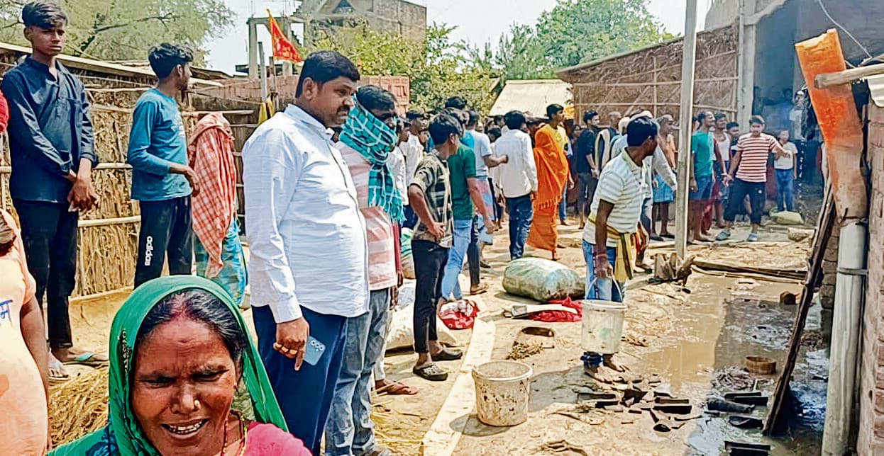चूल्हे की चिंगारी से लगी आग, तीन घर जलकर हुए राख