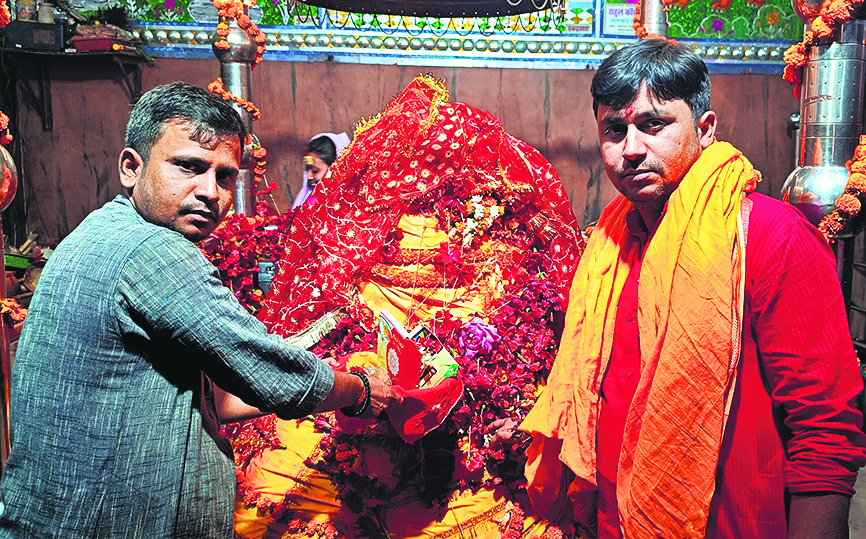Chhapra News : अष्टमी को श्रद्धालुओं से पटा दिखा मां अंबिका का दरबार