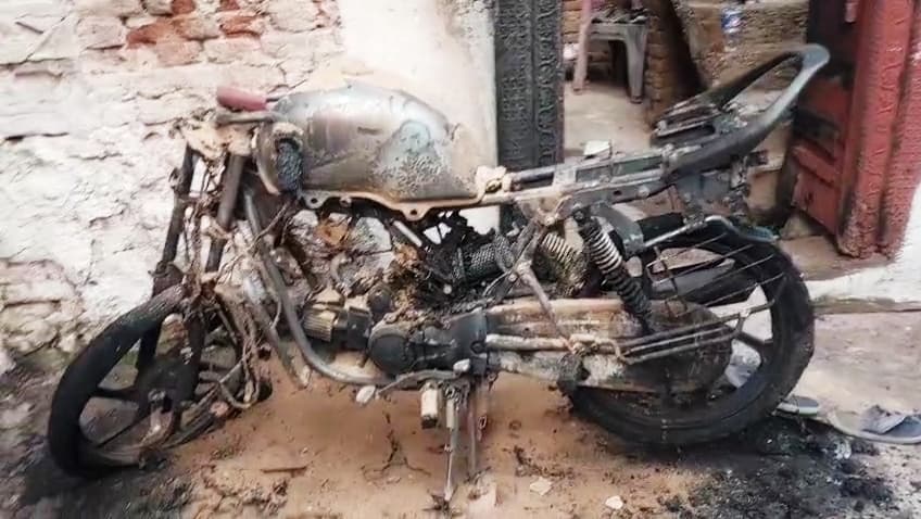 खड़ी बाइक में अचानक लगी आग
